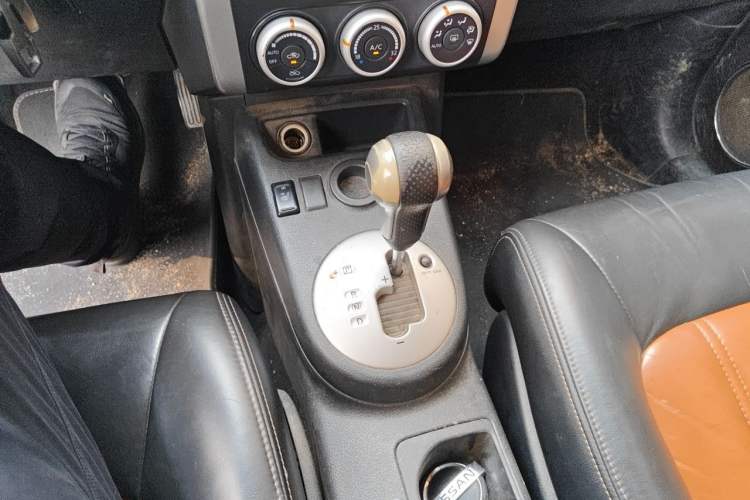 Used Dongfeng Fengdu MX6 2015 2.0L CVT Two-Wheel Drive Dream Edition Gear Lever