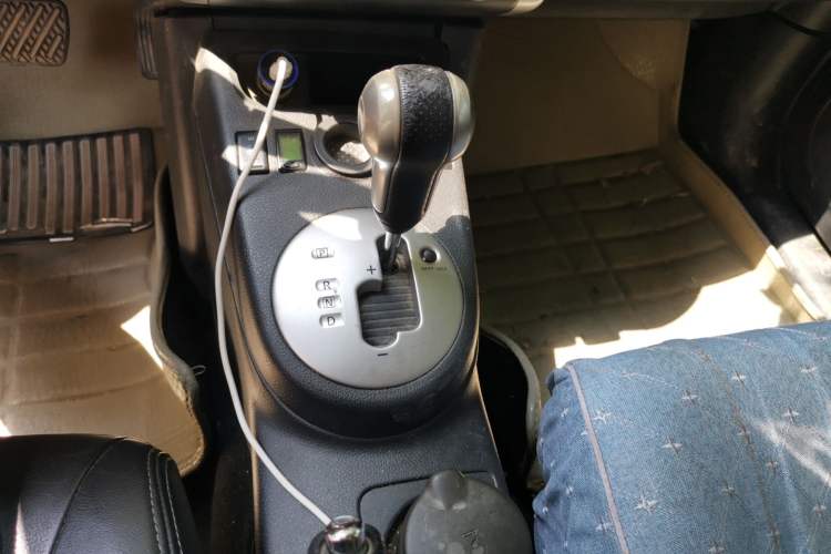 Used Dongfeng Fengdu MX6 2015 2.0L CVT Two-Wheel Drive Dream Edition Gear Lever