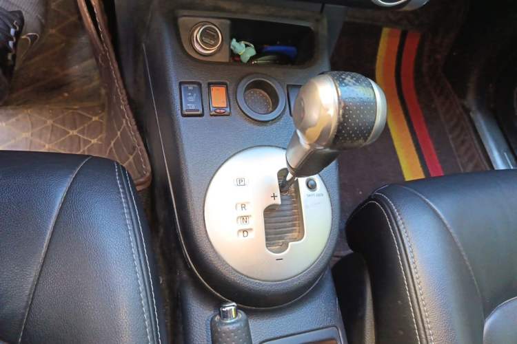 Used Dongfeng Fengdu MX6 2015 2.0L CVT Two-Wheel Drive Dream Edition Gear Lever