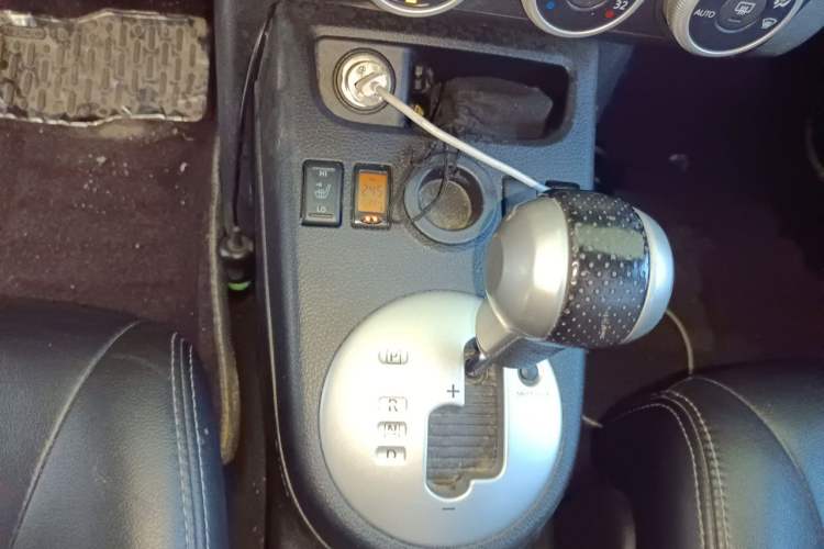Used Dongfeng Fengdu MX6 2015 2.0L CVT Two-Wheel Drive Dream Edition Gear Lever