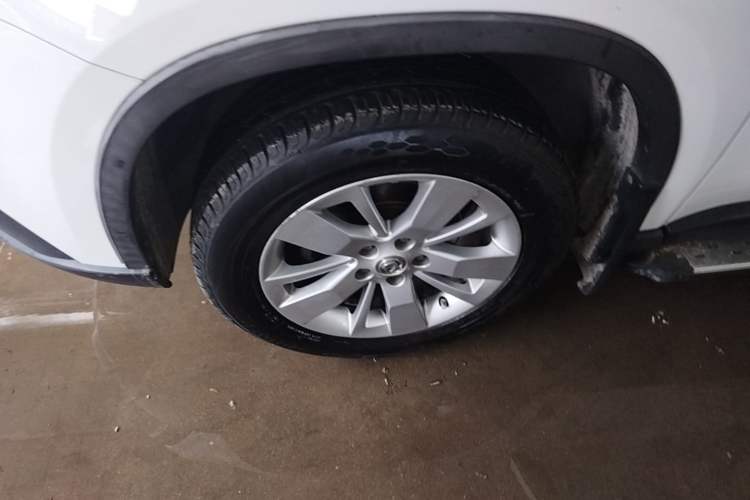 Used Dongfeng Fengdu MX6 2015 2.0L CVT Two-Wheel Drive All-Around Version Left Front Wheel Hub