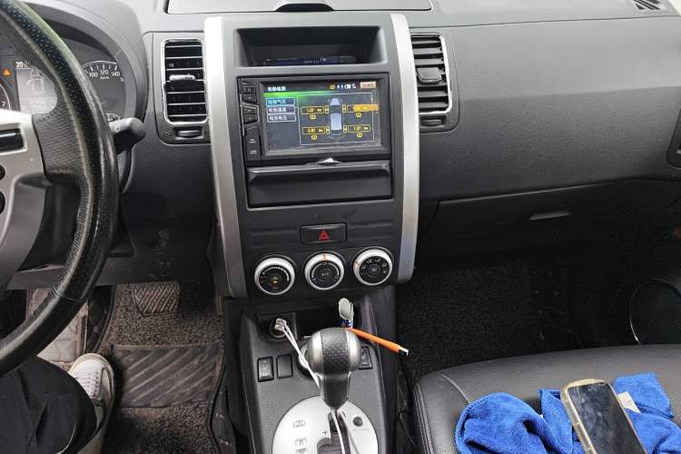 Used Dongfeng Fengdu MX6 2016 2.0L CVT 4x4 Dream Edition Audio And AC Panel