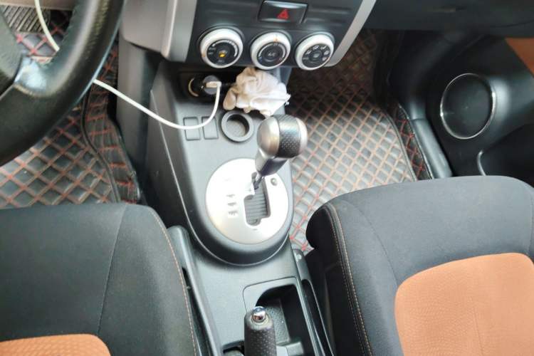 Used Dongfeng Fengdu MX6 2016 2.0L CVT Two-Wheel Drive Excellence Edition Gear Lever