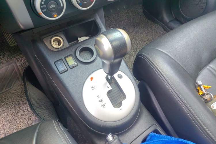 Used Dongfeng Fengdu MX6 2016 2.0L CVT Two-Wheel Drive Dream Edition Gear Lever