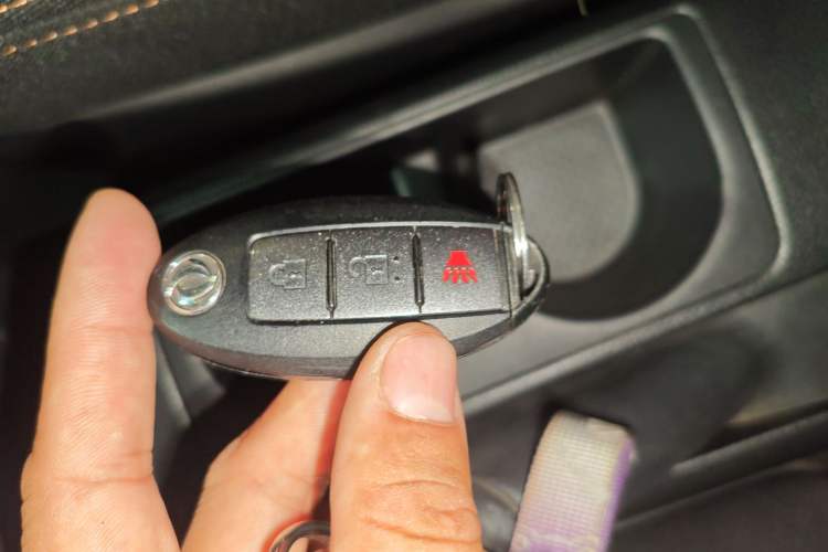 Used Dongfeng Fengdu MX6 2016 2.0L CVT Two-Wheel Drive All-Around Version Interior 1