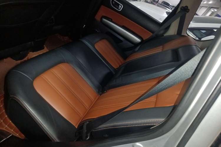 Used Dongfeng Fengdu MX6 2016 2.0L CVT Two-Wheel Drive Dream Edition Left Rear Seat