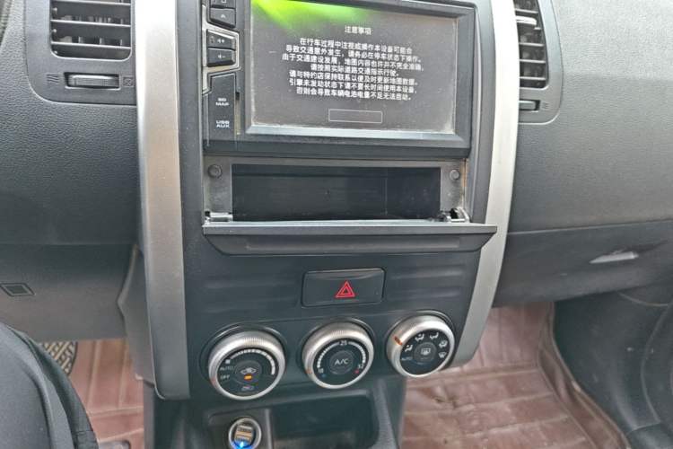 Used Dongfeng Fengdu MX6 2016 2.0L CVT 4x4 Dream Edition Audio And AC Panel