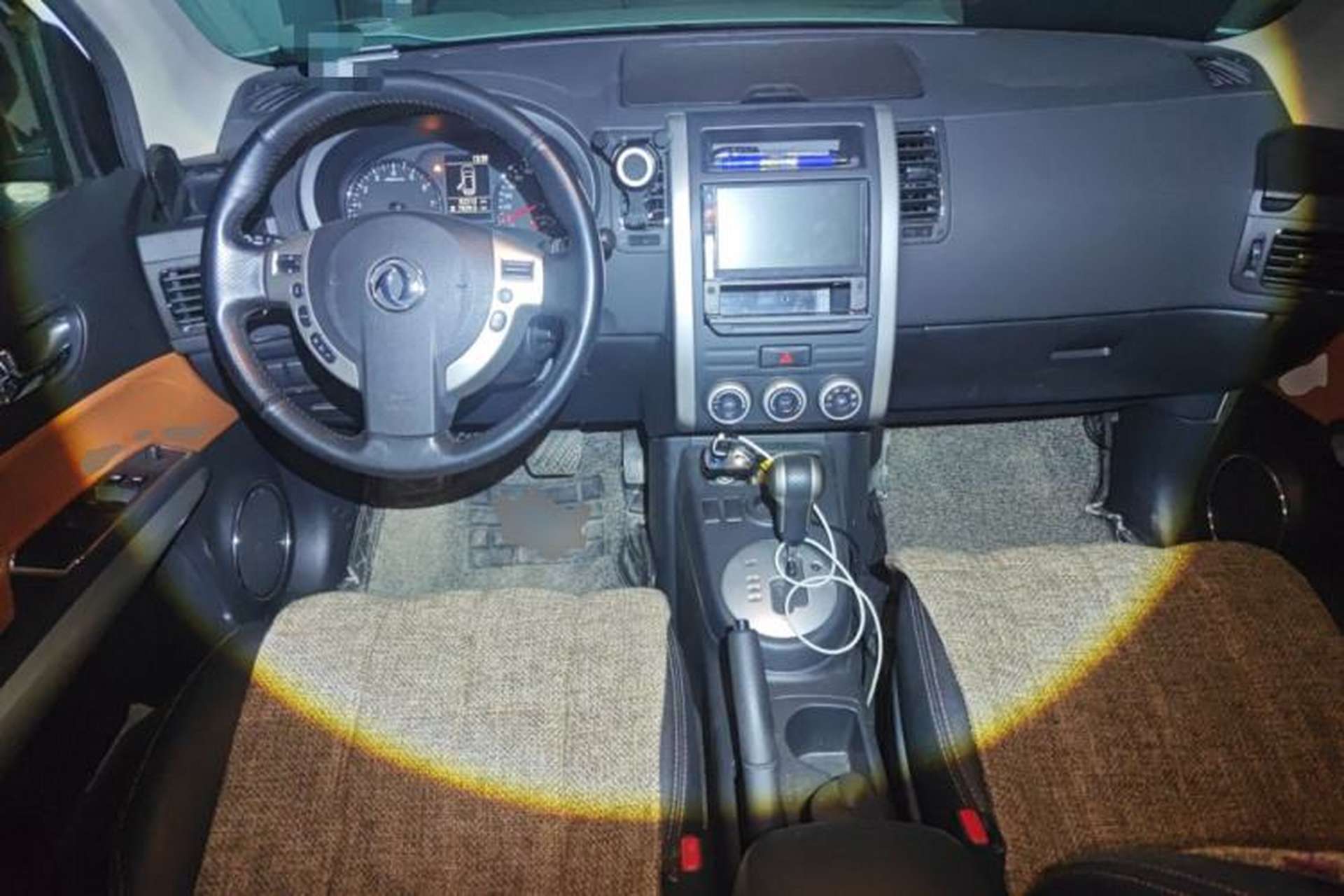 Used Dongfeng Fengdu MX6 2016 2.0L CVT Two-Wheel Drive All-Around Version Center Console