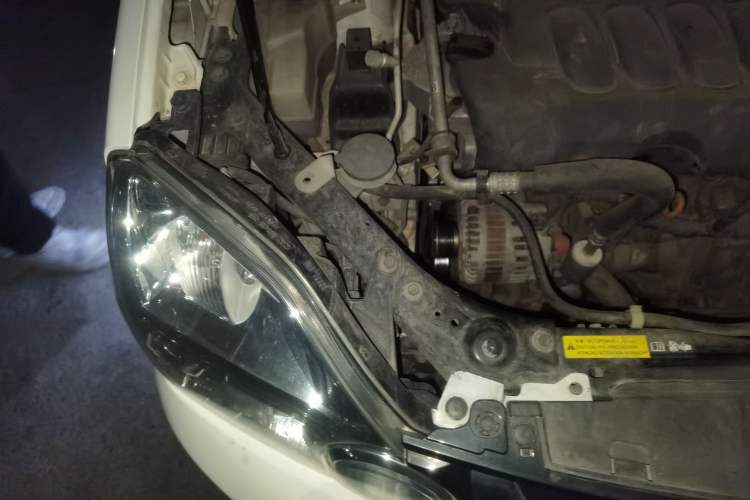 Used Dongfeng Fengdu MX6 2016 2.0L CVT Two-Wheel Drive Dream Edition Engine Bay Right