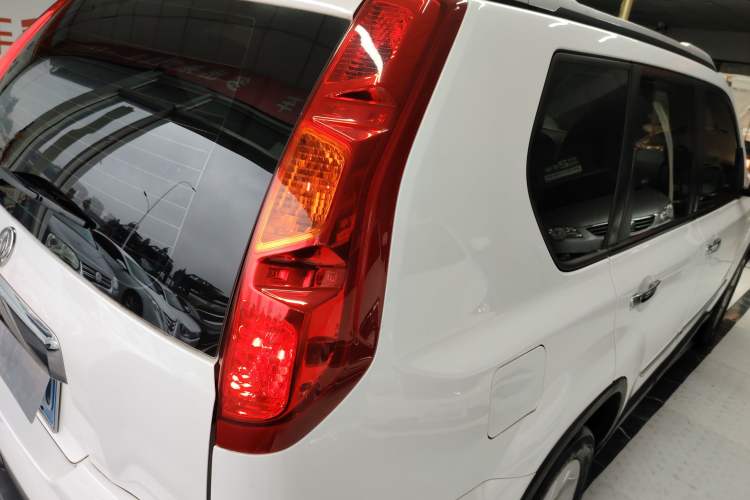 Used Dongfeng Fengdu MX6 2016 2.0L CVT Two-Wheel Drive All-Around Version Exterior 2