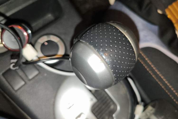 Used Dongfeng Fengdu MX6 2016 2.0L CVT All-Wheel-Drive Versatile Edition Gear Lever
