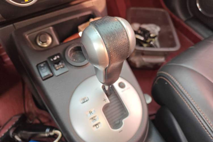 Used Dongfeng Fengdu MX6 2016 2.0L CVT Two-Wheel Drive Dream Edition Gear Lever