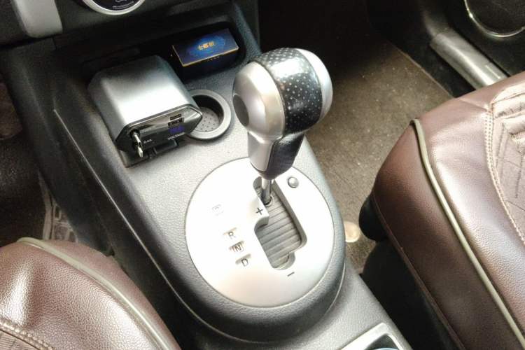 Used Dongfeng Fengdu MX6 2016 2.0L CVT Two-Wheel Drive All-Around Version Gear Lever