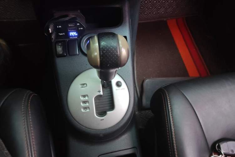 Used Dongfeng Fengdu MX6 2016 2.0L CVT Two-Wheel Drive Dream Edition Gear Lever