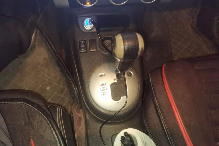 Used Dongfeng Fengdu MX6 2016 2.0L CVT Two-Wheel Drive Dream Edition Gear Lever