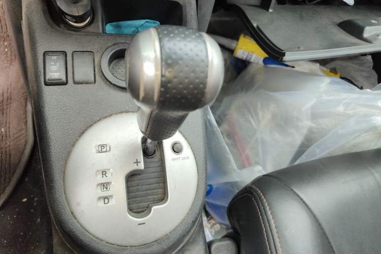 Used Dongfeng Fengdu MX6 2016 2.0L CVT Two-Wheel Drive Dream Edition Gear Lever