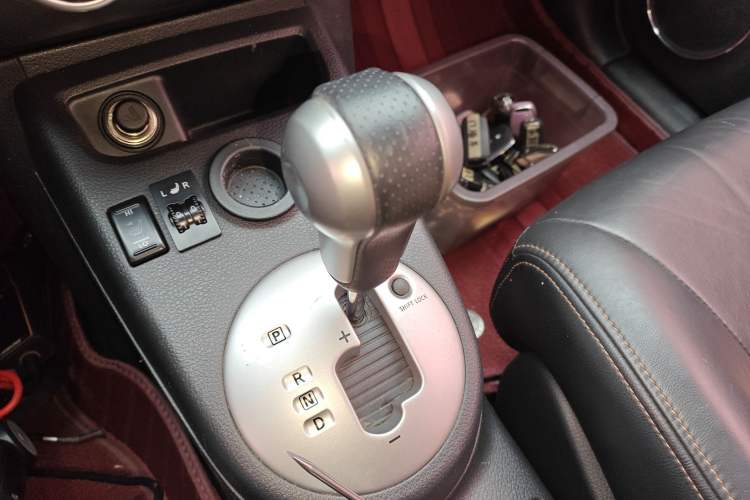 Used Dongfeng Fengdu MX6 2016 2.0L CVT Two-Wheel Drive Dream Edition Gear Lever