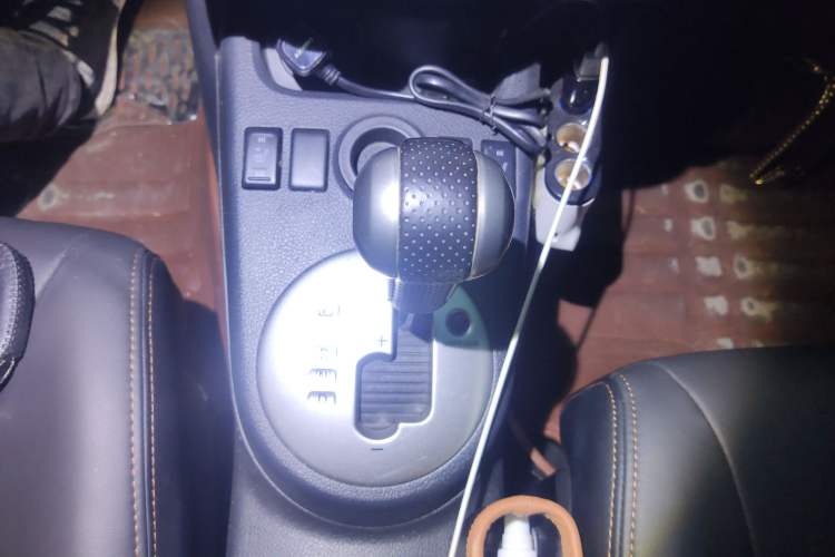 Used Dongfeng Fengdu MX6 2016 2.0L CVT Two-Wheel Drive Dream Edition Gear Lever