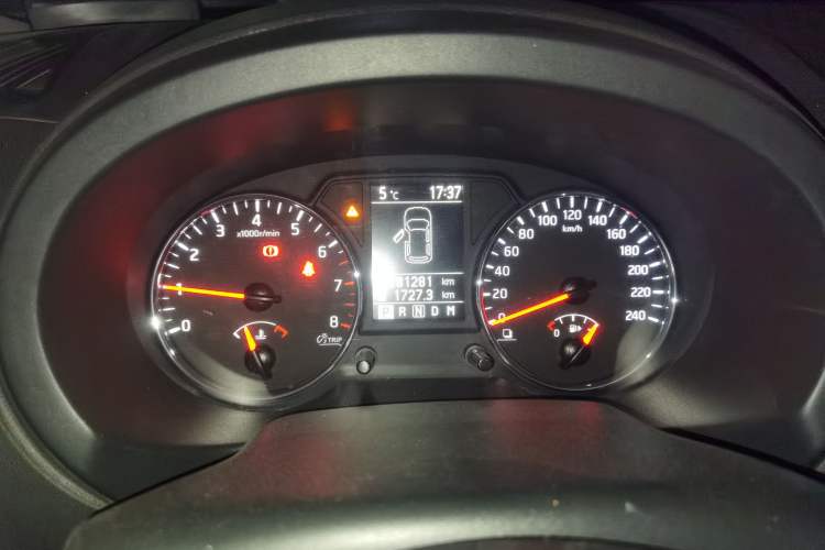 Used Dongfeng Fengdu MX6 2016 2.0L CVT Two-Wheel Drive Dream Edition Instrument Cluster