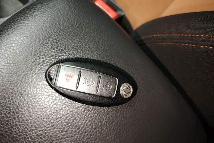 Used Dongfeng Fengdu MX6 2016 2.0L CVT Two-Wheel Drive All-Around Version Interior 1