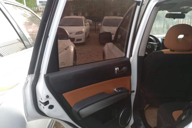 Used Dongfeng Fengdu MX6 2016 2.0L CVT Two-Wheel Drive All-Around Version Interior 8