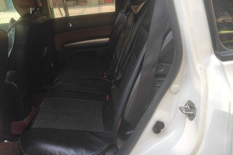 Used Dongfeng Fengdu MX6 2016 2.0L CVT 4x4 Dream Edition Left Rear Seat