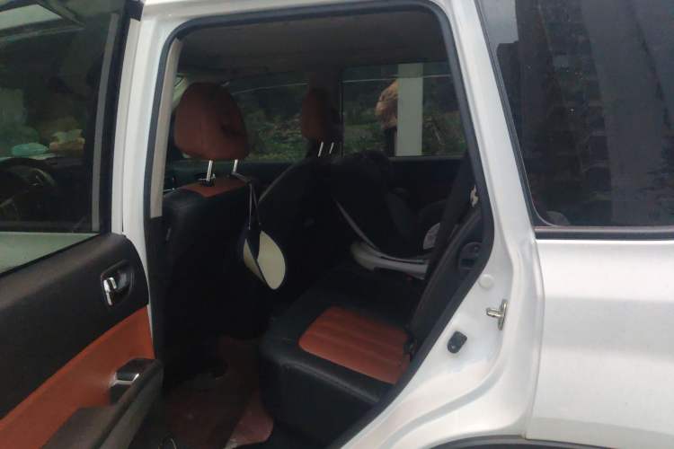 Used Dongfeng Fengdu MX6 2016 2.0L CVT Two-Wheel Drive Dream Edition Left Rear Seat