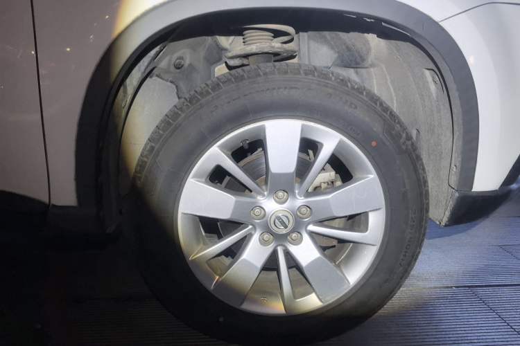 Used Dongfeng Fengdu MX6 2016 2.0L CVT Two-Wheel Drive All-Around Version Right Front Wheel Hub