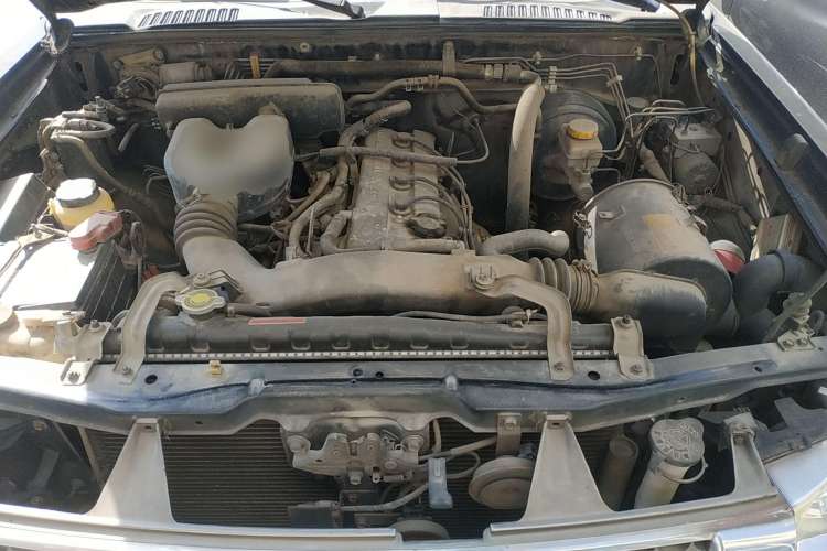 Used Dongfeng Fengdu Paladin 2008 2.4L Two-Wheel-Drive Standard Version Engine Bay