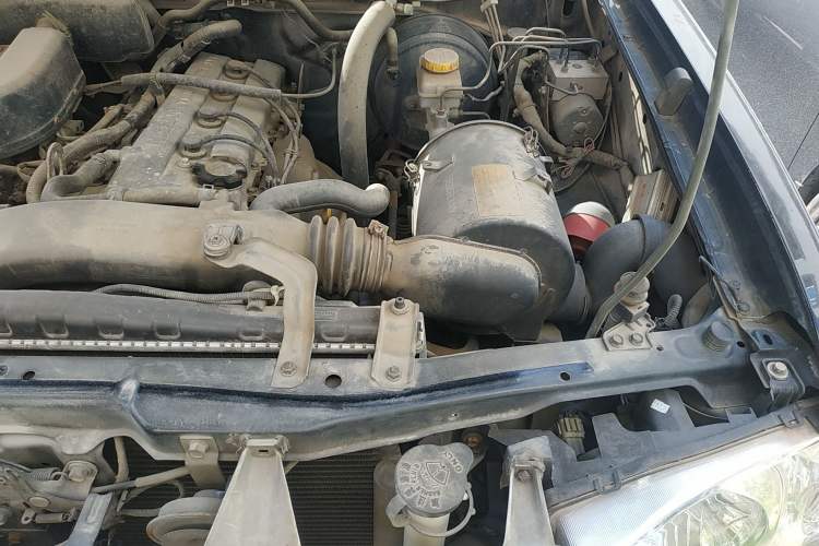 Used Dongfeng Fengdu Paladin 2008 2.4L Two-Wheel-Drive Standard Version Engine Bay Left