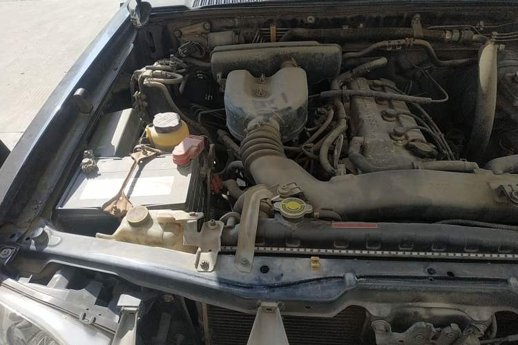 Used Dongfeng Fengdu Paladin 2008 2.4L Two-Wheel-Drive Standard Version Engine Bay Right