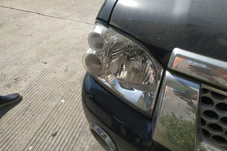 Used Dongfeng Fengdu Paladin 2008 2.4L Two-Wheel-Drive Standard Version Right Front Headlight