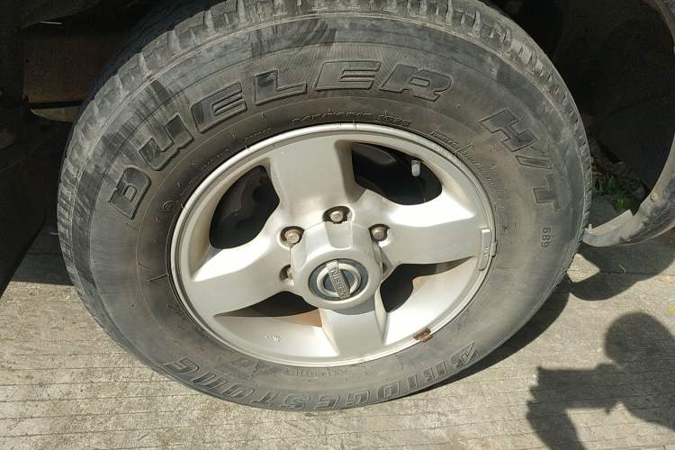 Used Dongfeng Fengdu Paladin 2008 2.4L Two-Wheel-Drive Standard Version Right Front Wheel Hub