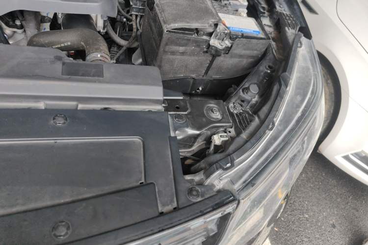 Used Dongfeng Fengdu Paladin 2023 2.0T Four-Wheel Drive Smart Edition Engine Bay Left