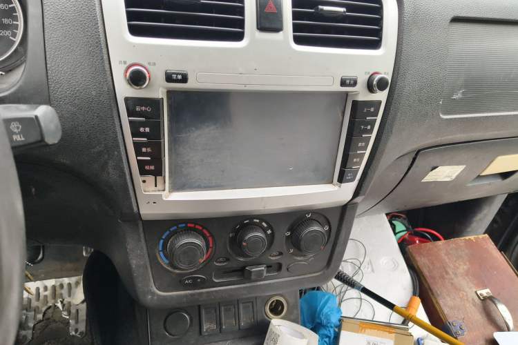 Used Dongfeng Fengon 330 2014 1.5L Manual Utility Version DK15 Audio And AC Panel