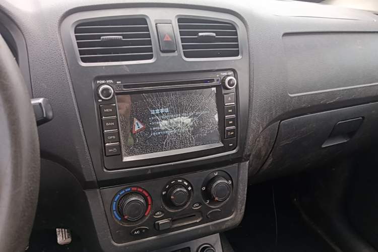 Used Dongfeng Fengon 330 2014 1.5L Manual Utility Version DK15 Audio And AC Panel