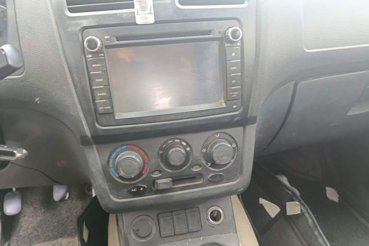 Used Dongfeng Fengon 330 2014 1.2L Manual Practical Version DK12-07 Audio And AC Panel
