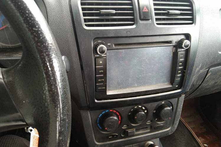 Used Dongfeng Fengon 330 2014 1.5L Manual Utility Version DK15 Audio And AC Panel