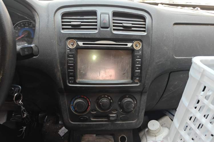 Used Dongfeng Fengon 330 2014 1.5L Manual Utility Version DK15 Audio And AC Panel