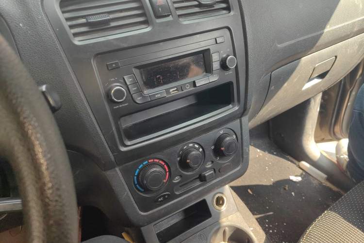 Used Dongfeng Fengon 330 2014 1.5L Manual Utility Version DK15 Audio And AC Panel
