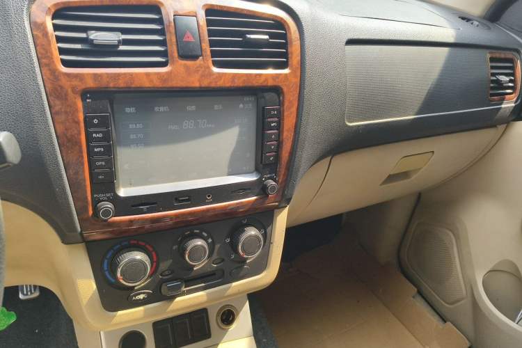 Used Dongfeng Fengon 330 2014 1.5L Manual Comfort Version DK15-02 Audio And AC Panel