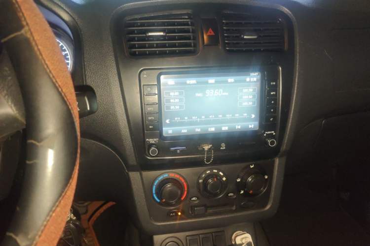 Used Dongfeng Fengon 330 2014 1.5L Manual Utility Version DK15 Audio And AC Panel