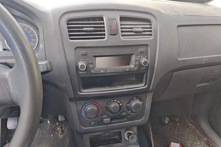 Used Dongfeng Fengon 330 2014 1.3L Manual Utility Version DK13-07 Audio And AC Panel