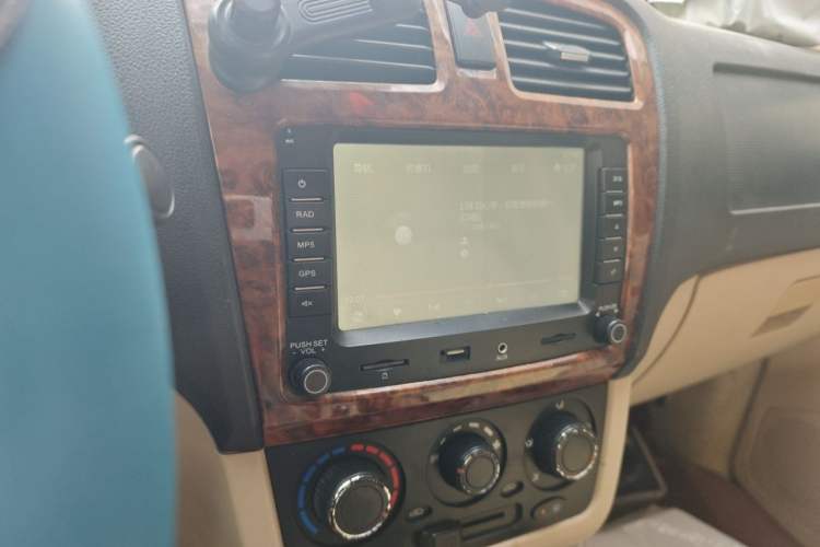 Used Dongfeng Fengon 330 2014 1.5L Manual Utility Version DK15 Audio And AC Panel