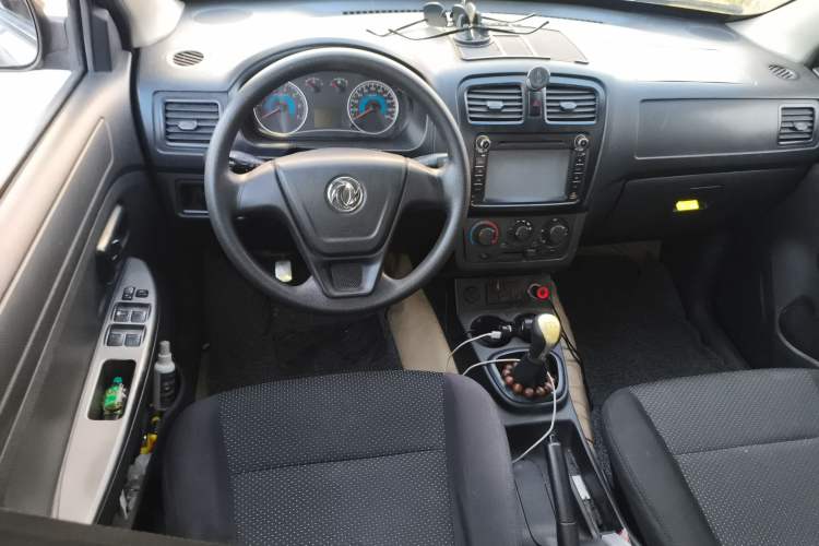 Used Dongfeng Fengon 330 2014 1.5L Manual Utility Version DK15 Center Console
