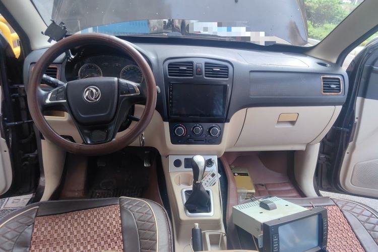 Used Dongfeng Fengon 330 2014 1.5L Manual Comfort Version DK15-02 Center Console