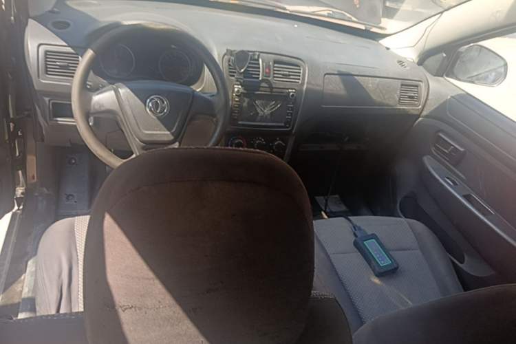 Used Dongfeng Fengon 330 2014 1.5L Manual Utility Version DK15 Center Console