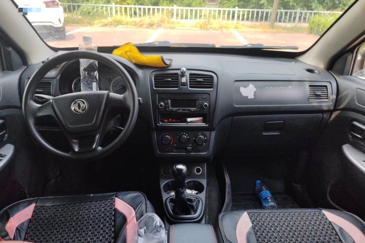 Used Dongfeng Fengon 330 2014 1.5L Manual Utility Version DK15 Center Console