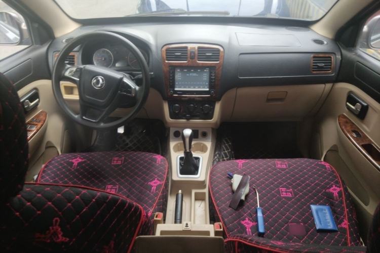 Used Dongfeng Fengon 330 2014 1.5L Manual Comfort Version DK15-02 Center Console