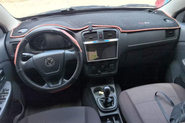 Used Dongfeng Fengon 330 2014 1.5L Manual Utility Version DK15 Center Console